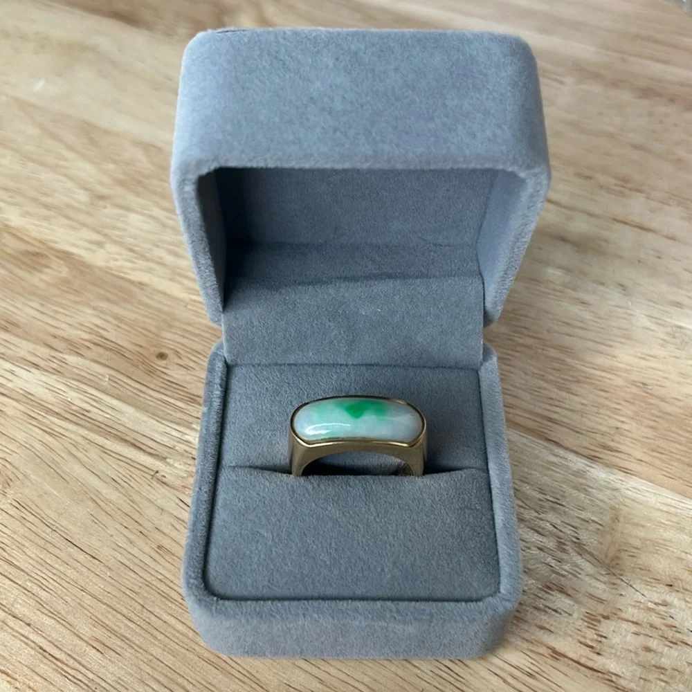 VINTAGE 14K GOLD JADE SADDLE RING